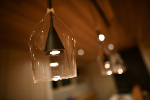 ダウンリビングを愉しむ 白い塗り壁のガレージハウス
