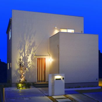 夕暮れに浮かぶ美しいフォルム　自分たちサイズのデザイン住宅