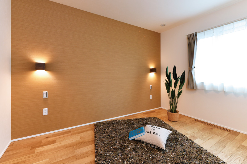 ベージュのアクセントクロスの寝室