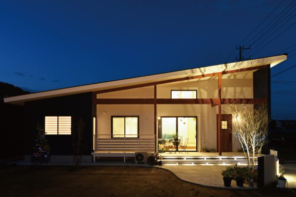 ダイナミックな片流れ屋根とインナーバルコニーが特徴の家