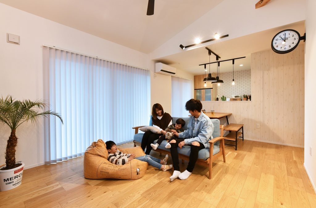 リビングでくつろぐ家族