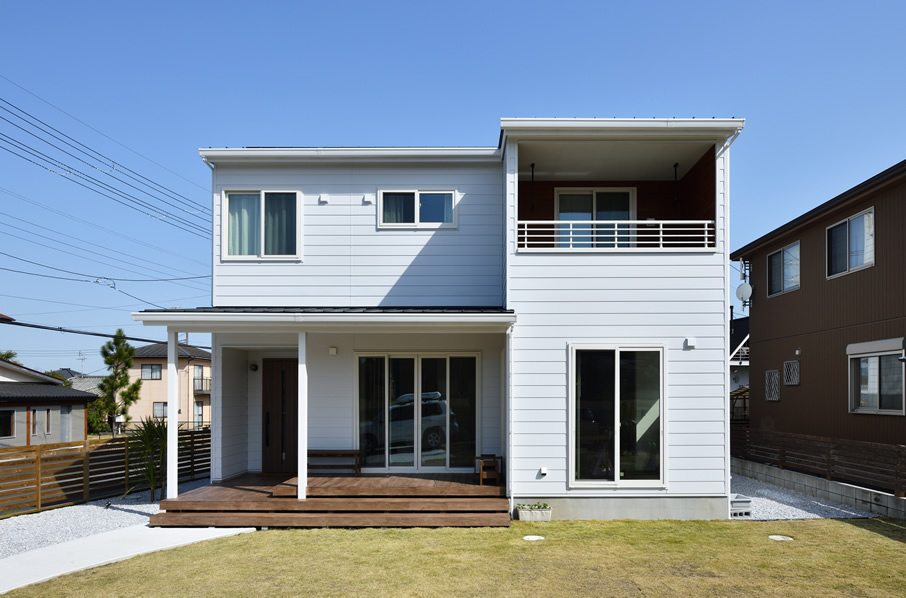 ウッドデッキのあるモダン二階建て