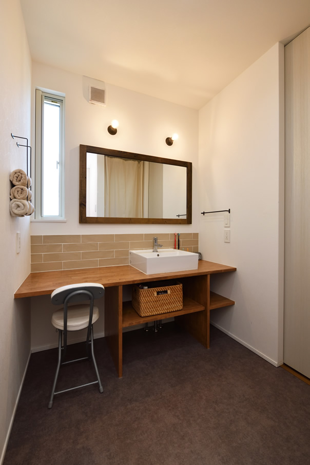 タオル収納用のアイアンバーがある造作洗面台