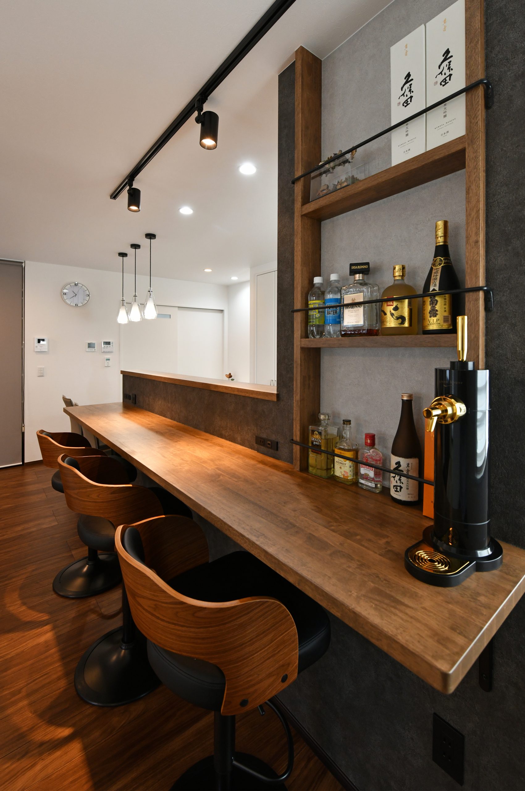 2色のモルタル調クロスでキッチンをコーディネート