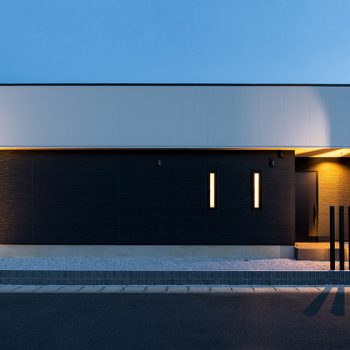 タイルデッキのある　シンプルテイストの平屋