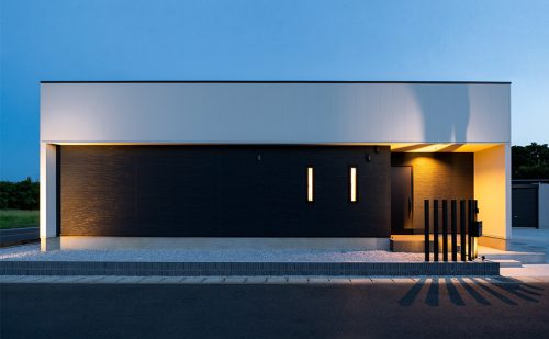 タイルデッキのある　シンプルテイストの平屋