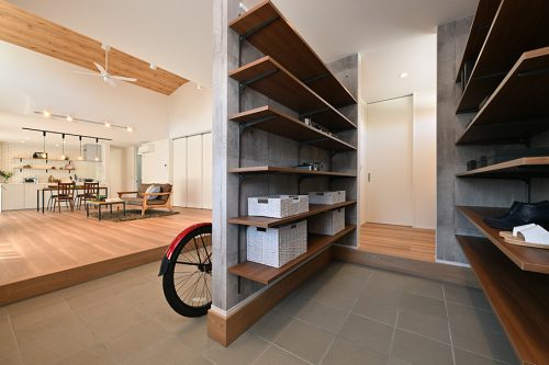 吹抜けリビングのある　白いサーファーズハウス