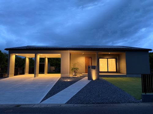 グレーと木目が調和する　平屋のガレージハウス