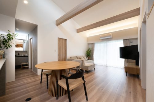 グレーと木目が調和する　平屋のガレージハウス