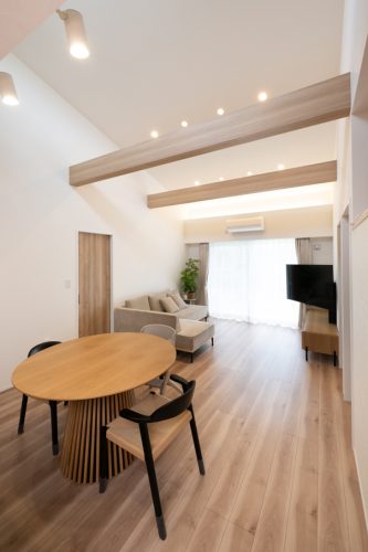 グレーと木目が調和する　平屋のガレージハウス