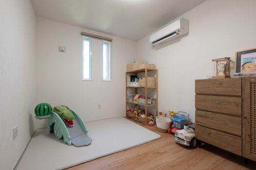 グレーと木目が調和する　平屋のガレージハウス