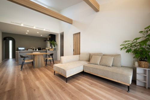 グレーと木目が調和する　平屋のガレージハウス