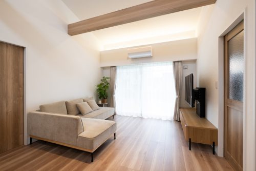 グレーと木目が調和する　平屋のガレージハウス