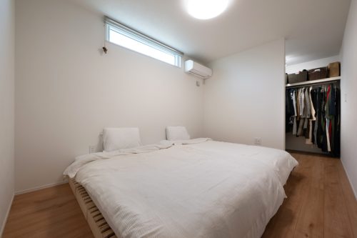 グレーと木目が調和する　平屋のガレージハウス