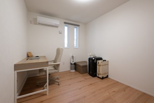 グレーと木目が調和する　平屋のガレージハウス