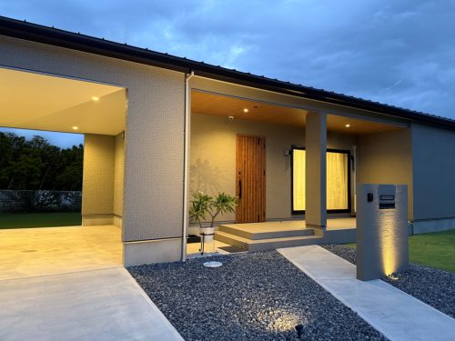 グレーと木目が調和する　平屋のガレージハウス