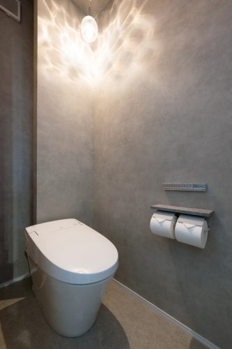 グレーと木目が調和する　平屋のガレージハウス