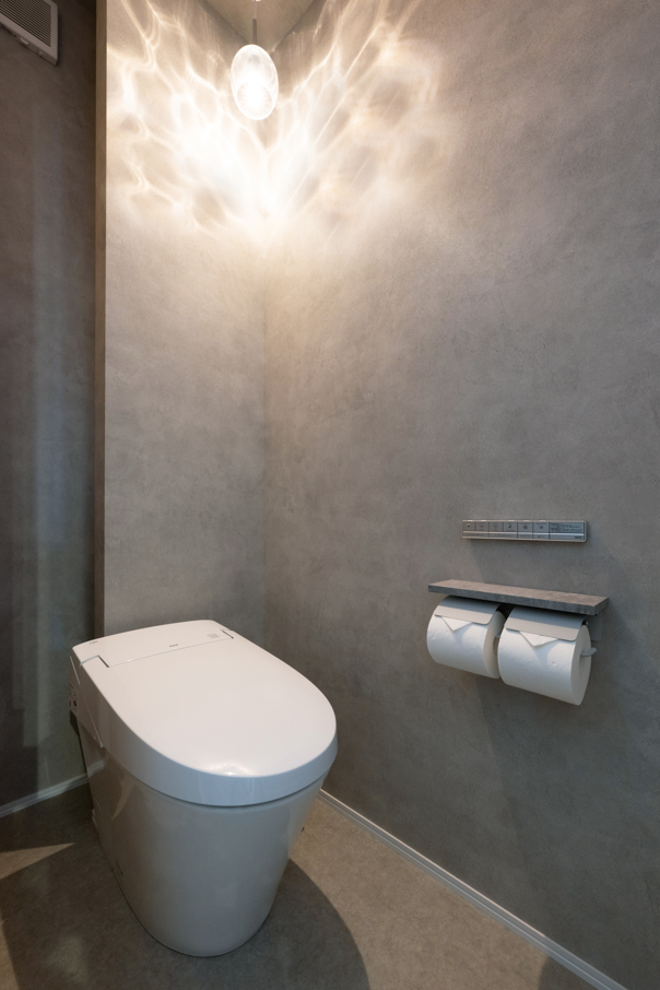 光のゆらめきを楽しむシンプルなモルタル調クロス