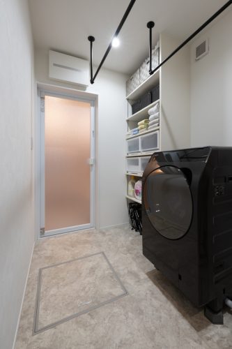 グレーと木目が調和する　平屋のガレージハウス