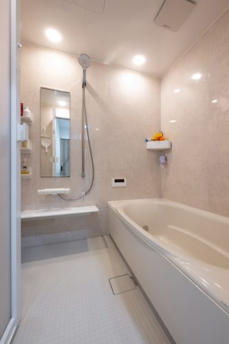 グレーと木目が調和する　平屋のガレージハウス