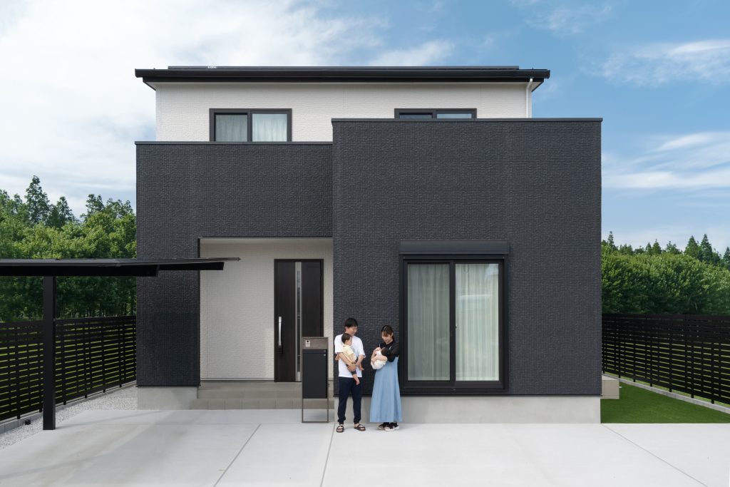 光と影が織りなす白×黒　シンプルスタイルの家