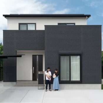 光と影が織りなす白×黒　シンプルスタイルの家