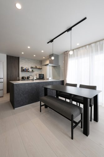 光と影が織りなす白×黒　シンプルスタイルの家