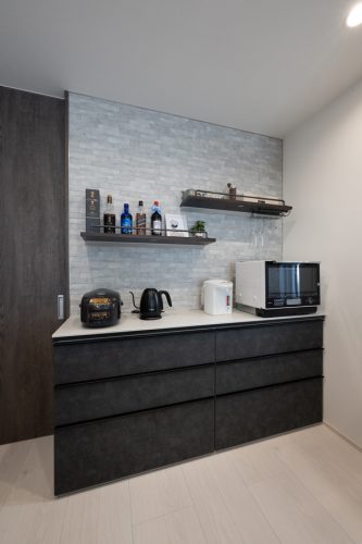 光と影が織りなす白×黒　シンプルスタイルの家