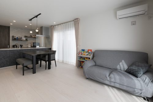 光と影が織りなす白×黒　シンプルスタイルの家