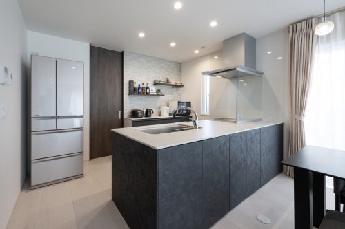 光と影が織りなす白×黒　シンプルスタイルの家