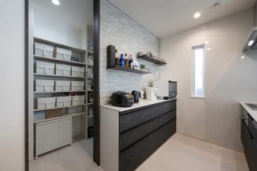 光と影が織りなす白×黒　シンプルスタイルの家