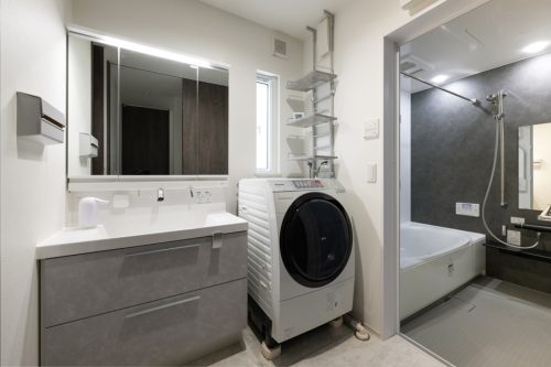 光と影が織りなす白×黒　シンプルスタイルの家