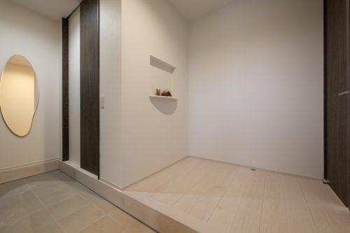 光と影が織りなす白×黒　シンプルスタイルの家