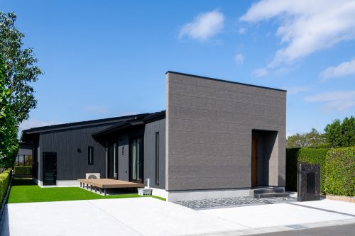 石目のファサードが映える シックモダンの平屋