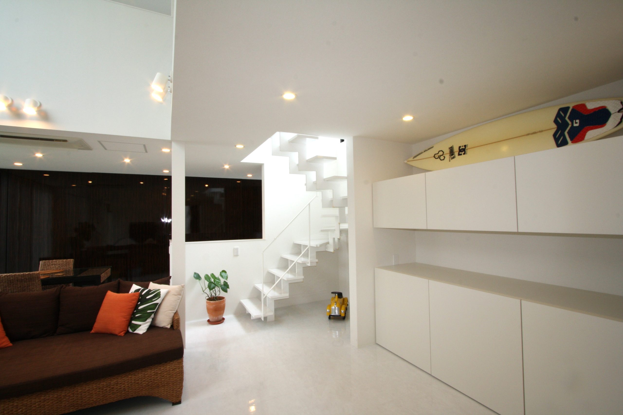 リビングに飾られたサーフボード