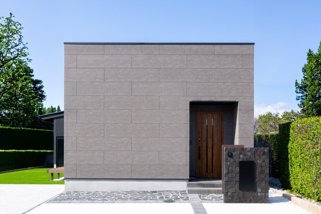 石目のファサードが映える シックモダンの平屋