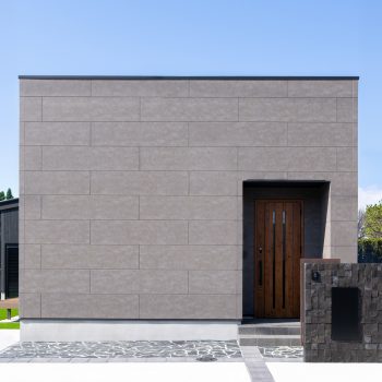 石目のファサードが映える シックモダンの平屋