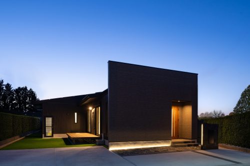 石目のファサードが映える シックモダンの平屋