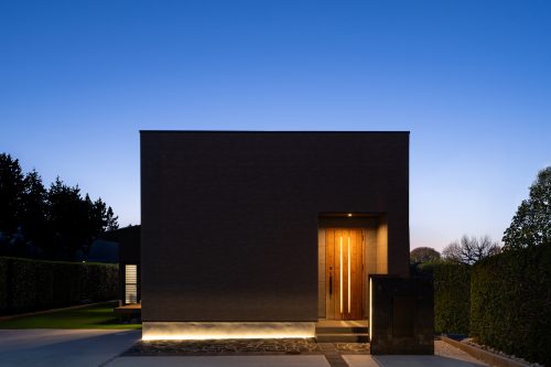 石目のファサードが映える シックモダンの平屋