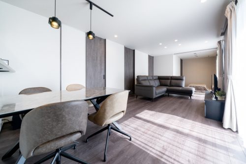 石目のファサードが映える シックモダンの平屋