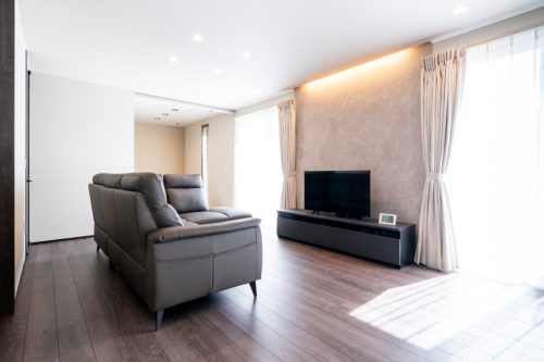 石目のファサードが映える シックモダンの平屋