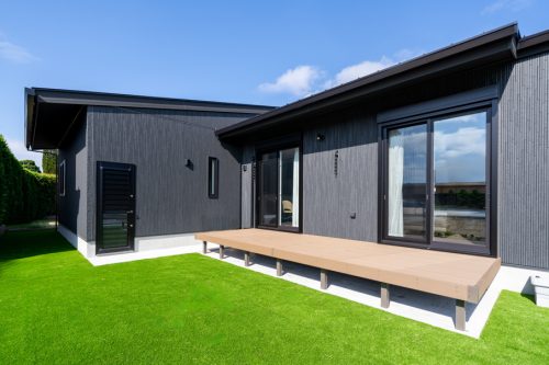 石目のファサードが映える シックモダンの平屋