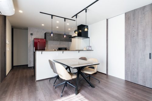 石目のファサードが映える シックモダンの平屋