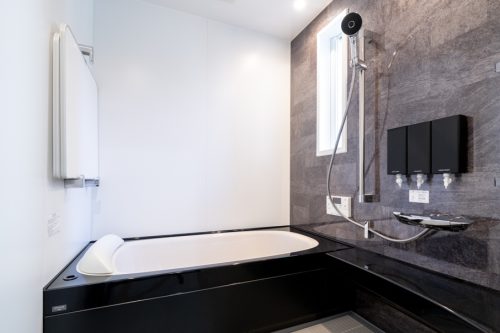 石目のファサードが映える シックモダンの平屋