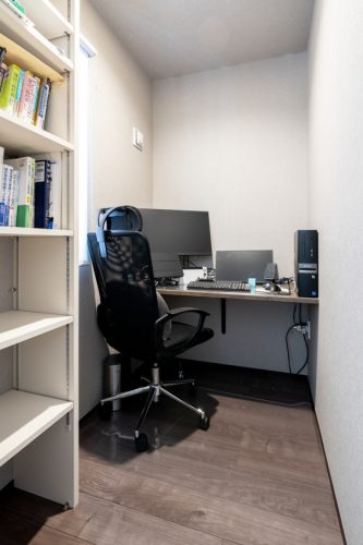 石目のファサードが映える シックモダンの平屋