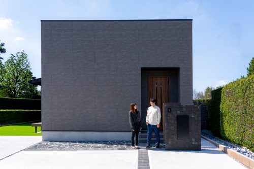 石目のファサードが映える シックモダンの平屋