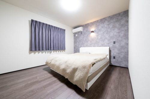 石目のファサードが映える シックモダンの平屋