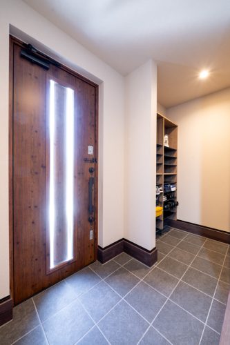 石目のファサードが映える シックモダンの平屋