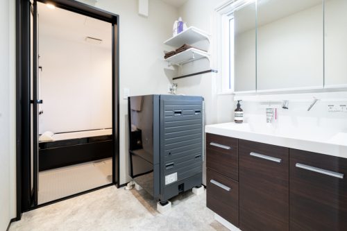 石目のファサードが映える シックモダンの平屋