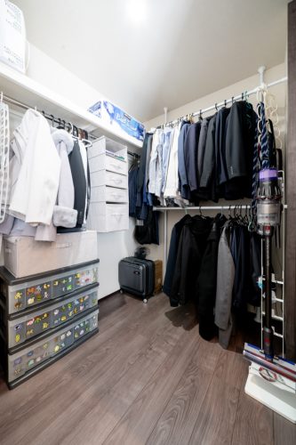 石目のファサードが映える シックモダンの平屋